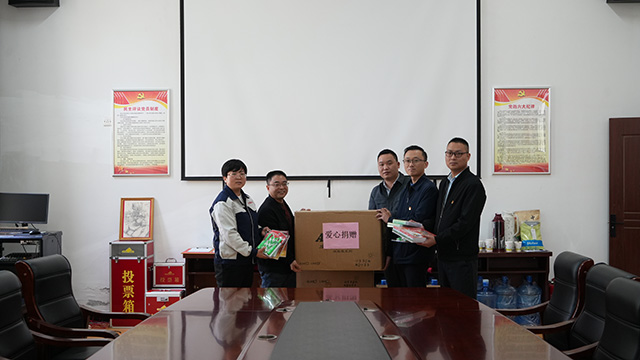 南宫28NG相信品牌力量科技党支部及其他党员们为福利院儿童进行爱心捐赠